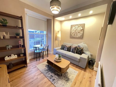 Communal lounge/ TV room, TV and multimedia, Living room, Seating area, Dining area, Landmark view