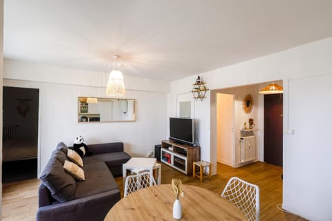 Communal lounge/ TV room, Living room, Seating area