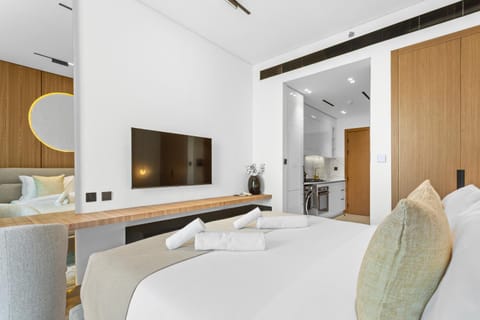 Bed, TV and multimedia, Photo of the whole room, kitchen