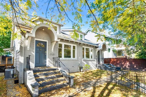 Spacious 6B6B duplex in Seattle House in Capitol Hill