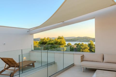 Day, Natural landscape, View (from property/room), Balcony/Terrace, Seating area, Mountain view, Sea view, sunbed