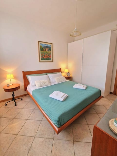 Bed, TV and multimedia, Photo of the whole room, Bedroom, towels