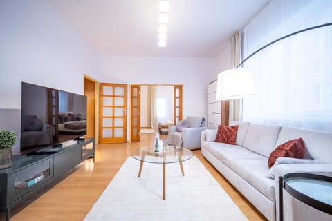 TV and multimedia, Living room, Seating area, Evening entertainment