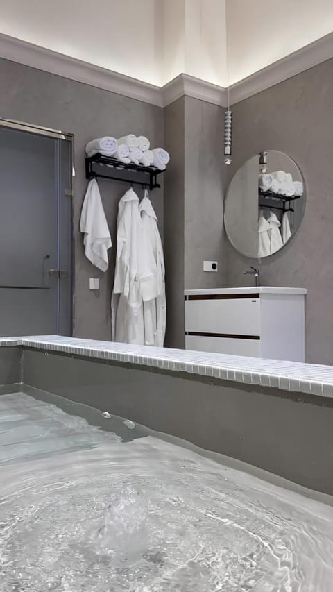 Bathroom, Swimming pool, towels