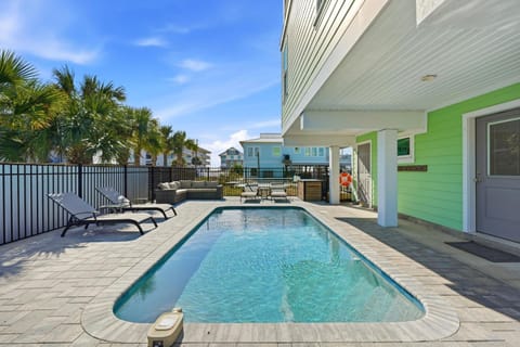 Property building, Patio, Day, Natural landscape, Pool view, Swimming pool, sunbed