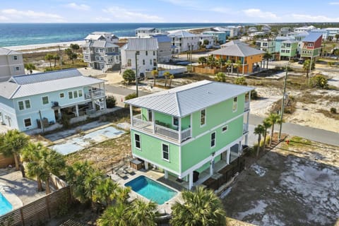 Property building, Day, Neighbourhood, Natural landscape, Bird's eye view, Beach, Pool view, Sea view, Street view, Swimming pool, Location