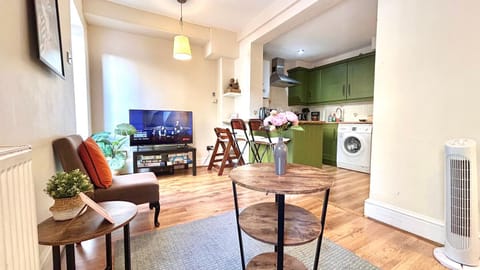 Property building, TV and multimedia, Living room, Decorative detail, Seating area, Dining area, flat iron, heating, washing machine, dryer, kitchen