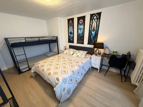 Bed, TV and multimedia, Photo of the whole room, Bedroom