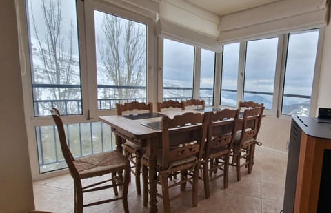 Living room, Dining area, Mountain view