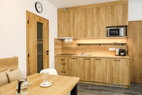 Coffee/tea facilities, Kitchen or kitchenette, Dining area, oven, stove