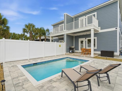 Property building, Patio, Balcony/Terrace, Seating area, Swimming pool