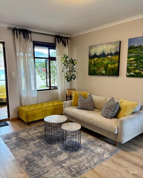 Serene 1 bedroom apartment-shared pool-Self cater-sleeps 2 Apartment in Cape Town