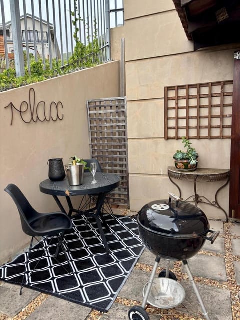 Serene 1 bedroom apartment-shared pool-Self cater-sleeps 2 Apartment in Cape Town