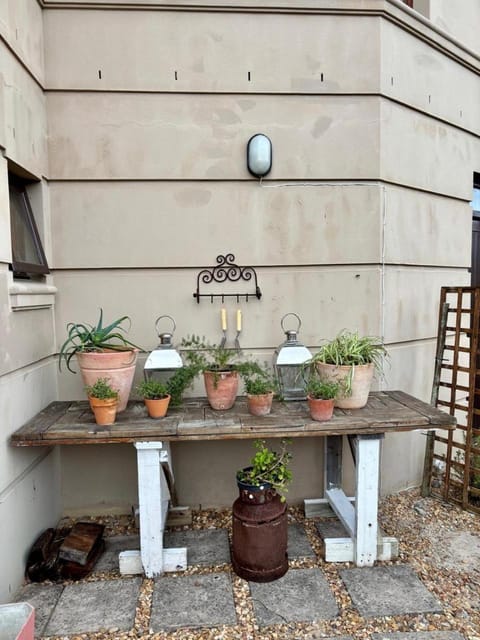 Serene 1 bedroom apartment-shared pool-Self cater-sleeps 2 Apartment in Cape Town