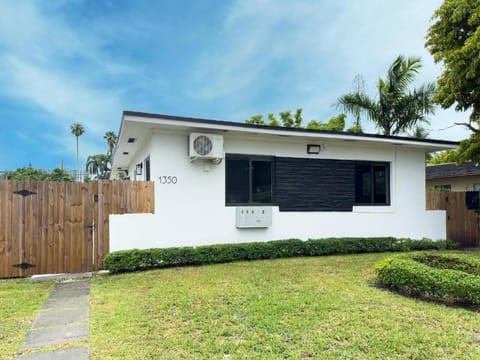 Unit 1 Cozy 1BR Apt with Parking Apartment in Miami Shores