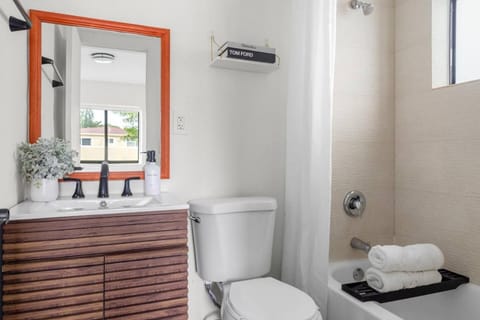 Unit 1 Cozy 1BR Apt with Parking Apartment in Miami Shores