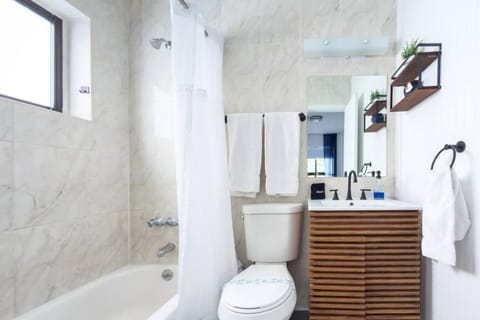 Unit 4 Beautiful 1BR Apt w Parking Near Biscayne Blvd Apartment in Miami Shores