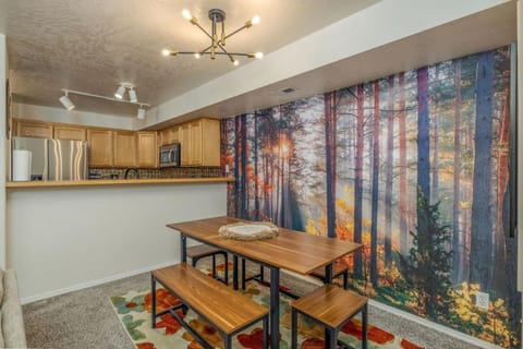 Kitchen or kitchenette, Dining area