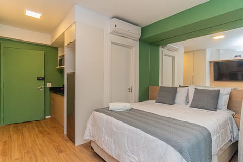 Bed, TV and multimedia, Kitchen or kitchenette, Photo of the whole room, Bedroom, wardrobe, air conditioner