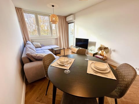 TV and multimedia, Living room, Seating area, Dining area