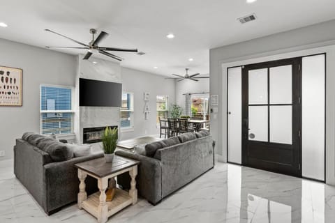 Stunning 4BR Home Near the Bay! House in Seabrook