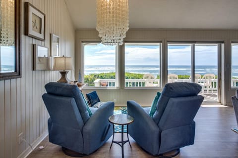 Beach Front Panoramic Vistas! Alicia by the Sea House in Waldport