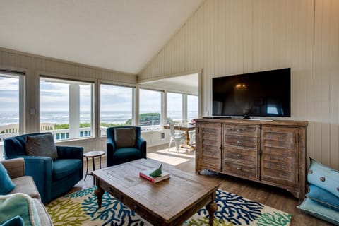 Beach Front Panoramic Vistas! Alicia by the Sea House in Waldport