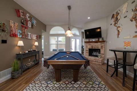 Billiard, Game Room, TV and multimedia, Living room, fireplace