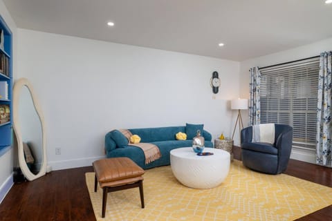 Living room, Photo of the whole room, Decorative detail, Seating area