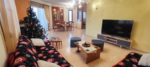 TV and multimedia, Living room, Seating area, Evening entertainment