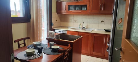 Coffee/tea facilities, Kitchen or kitchenette, Dining area, stove, toaster