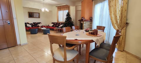 TV and multimedia, Living room, Seating area, Dining area