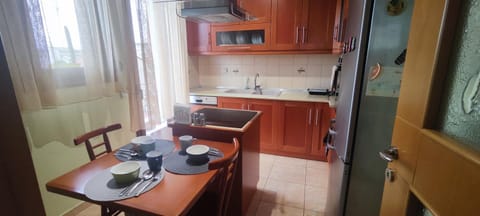Kitchen or kitchenette, Dining area, stove