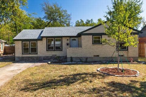 Property building, Facade/entrance, Neighbourhood, Shopping Area, Quiet street view