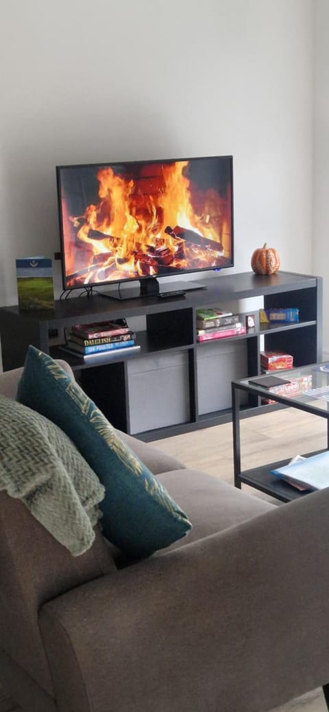 Communal lounge/ TV room, TV and multimedia, Living room, Seating area, Evening entertainment