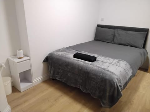 Cosy Hideaway with Hot Tub & Private Garden Apartment in Cardiff