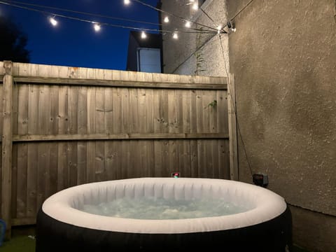 Cosy Hideaway with Hot Tub & Private Garden Apartment in Cardiff