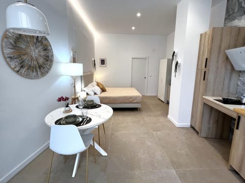 Bed, Kitchen or kitchenette, Dining area, Bedroom