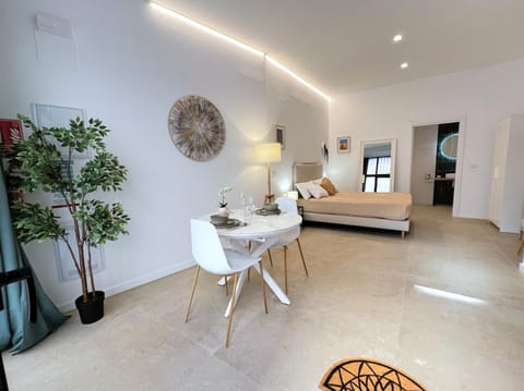 Bed, Photo of the whole room, Dining area