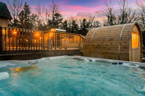 Emerald Luxe Retreat Lake Hot Tub Sauna House in Tunkhannock Township