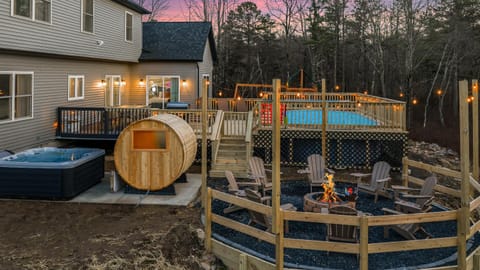 Emerald Luxe Retreat Lake Hot Tub Sauna House in Tunkhannock Township