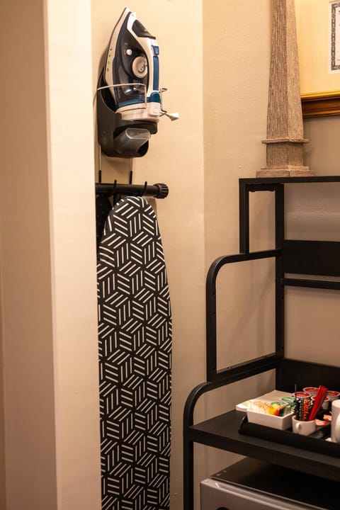 Magnolia Hall - Henderson Suite - King Suite Hotel in Natchez