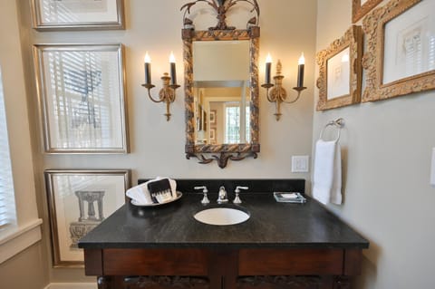 Magnolia Hall - The Britton Suite - King Suite Hotel in Natchez