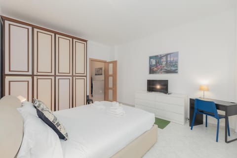 Communal lounge/ TV room, Bed, TV and multimedia, Photo of the whole room, Evening entertainment, Bedroom, wardrobe