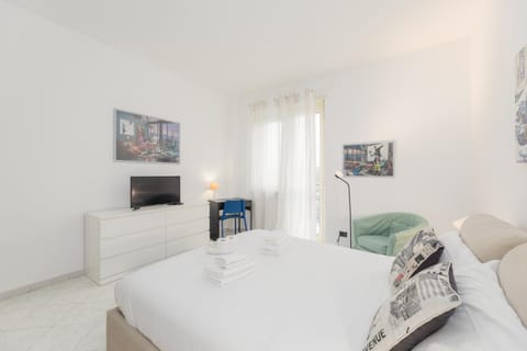 Communal lounge/ TV room, Bed, TV and multimedia, Living room, Photo of the whole room, Seating area, Evening entertainment, Bedroom