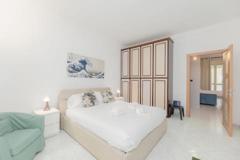 Bed, Living room, Photo of the whole room, Seating area, Bedroom