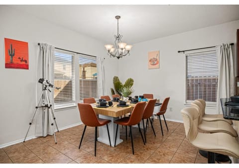 Seating area, Dining area