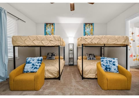 Bed, Photo of the whole room, Seating area, Bedroom, bunk bed