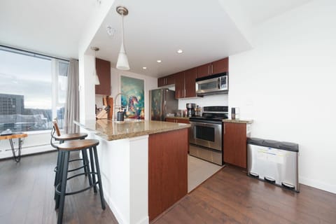 Sub-Penthouse Condo with Jacuzzi Pool Sauna & Gym Apartment in Vancouver