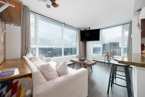 Sub-Penthouse Condo with Jacuzzi Pool Sauna & Gym Apartment in Vancouver